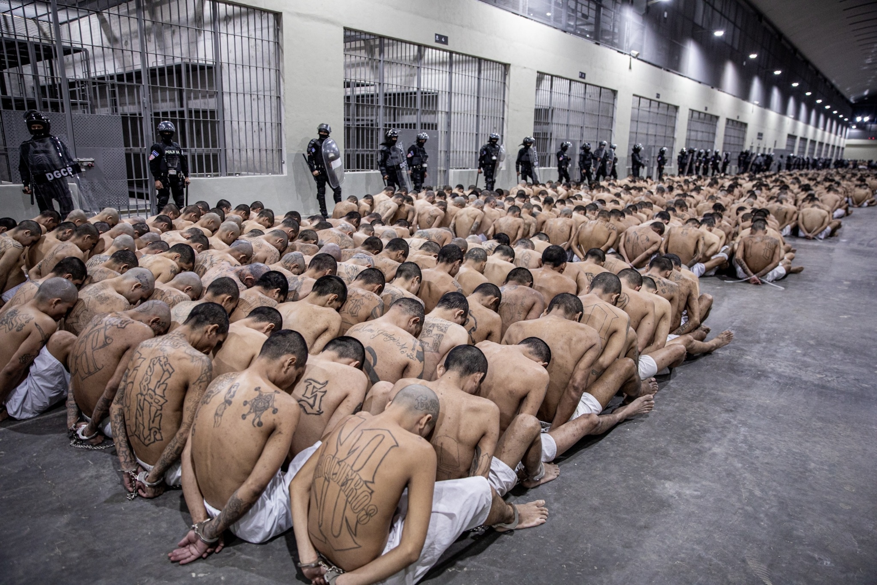 FOTO: Un segundo grupo de 2.000 detenidos son trasladados a la megacarcel Centro de Detención de Terroristas (CECOT), el 15 de marzo de 2023 en Tecoluca, El Salvador.