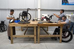 Joni and Friends emplea a personas con discapacidades y sus familias a través de un programa de estudio y trabajo en su centro de rehabilitación de sillas de ruedas en El Salvador.