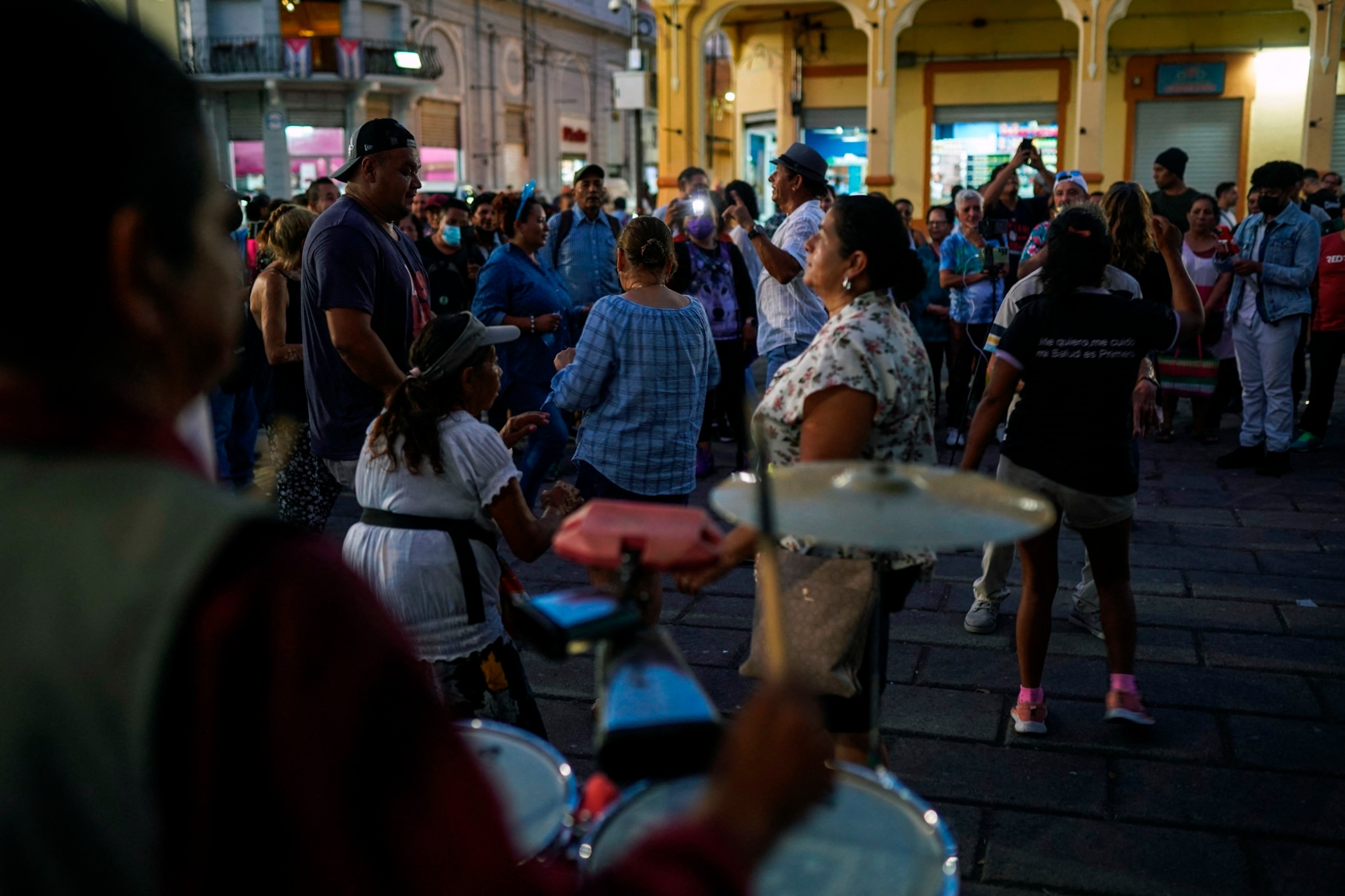 FOTO: Gente bailando en la Plaza de la Libertad en San Salvador, El Salvador, 1 de diciembre de 2023.